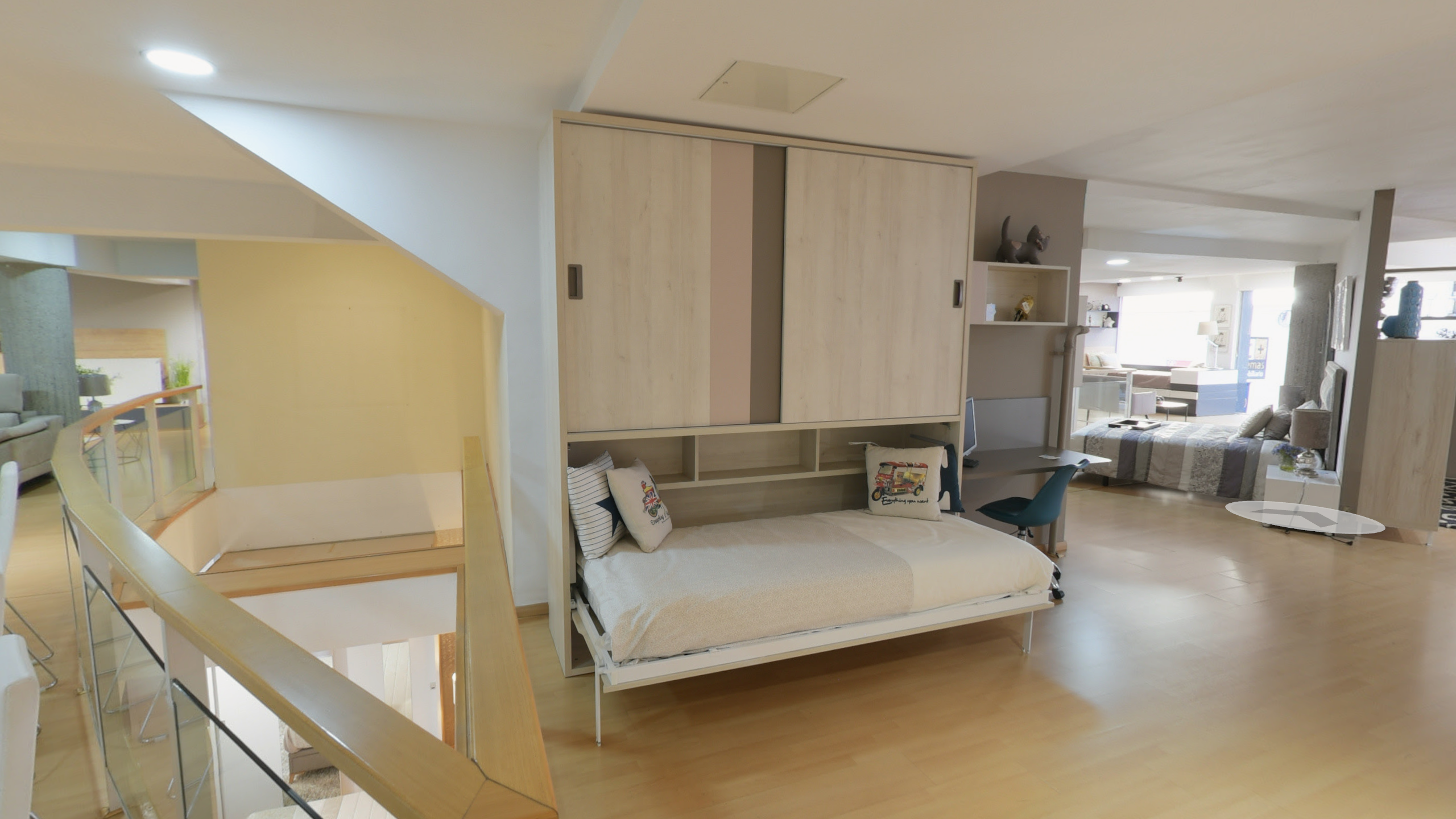 Tienda de Muebles en Barcelona, mobiliario a medida y diseño - Temas Mobiliario Mueble con cama abatible horizontal y armario superior en madera clara, ideal para habitaciones juveniles pequeñas en Hospitalet