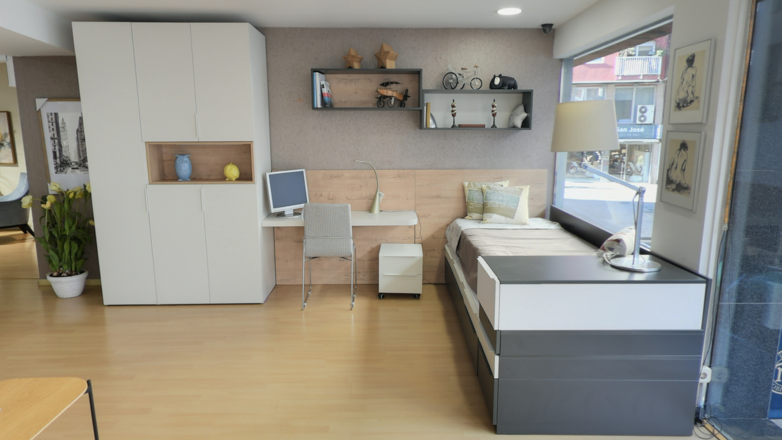Tienda de Muebles en Barcelona, mobiliario a medida y diseño - Temas Mobiliario Habitación juvenil con armario blanco minimalista, zona de estudio con escritorio integrado y cama nido en tonos gris y madera.